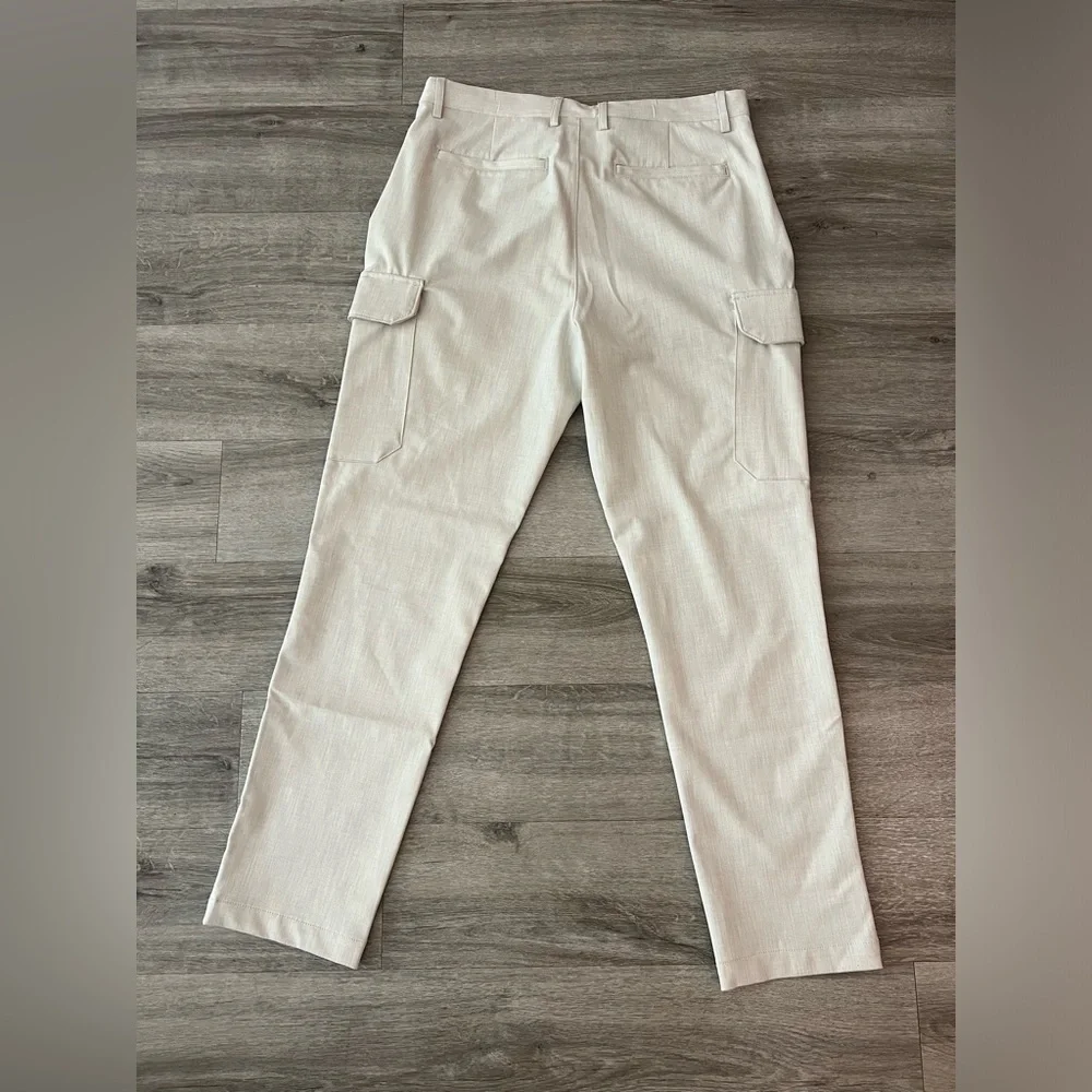 Banana Republic slim tapered fit cream Khaki pants. Size 33x34